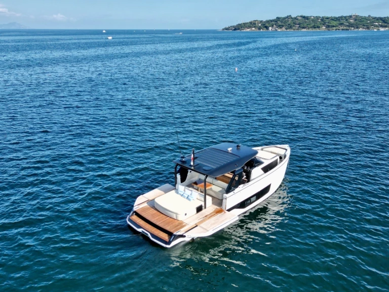 Hire Motorboat with or without skipper Cranchi Saint-Tropez