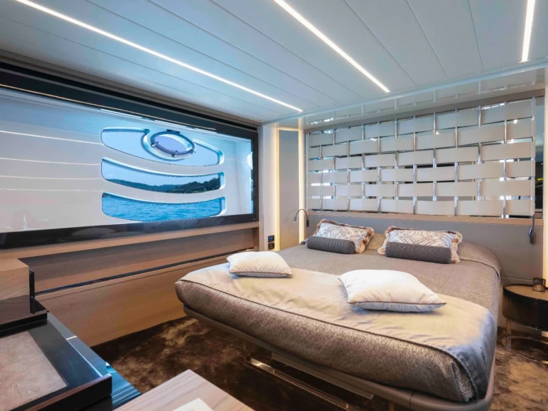 Hire a Pershing PERSHING 70 Saint-Tropez