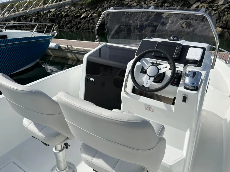 Charter a Bénéteau Flyer 6 SPACEdeck in Brest on Samboat