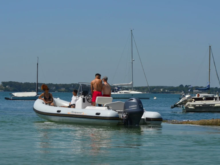 RIB hire in Arradon - Capelli Tempest 625 Easy