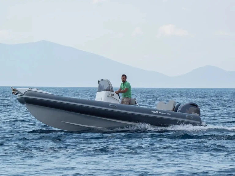 Charter a Motonautica-Vesuviana MV 700 in Marseille on Samboat