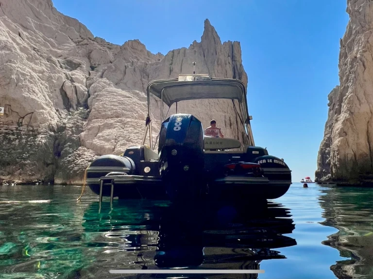 Hire RIB Motonautica-Vesuviana with a boat licence