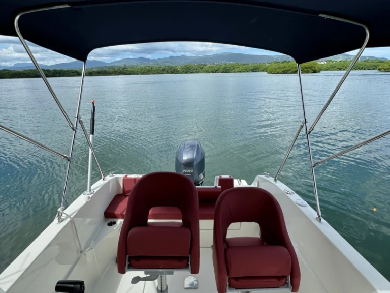 Hire Motorboat Pacific Craft with a boat licence