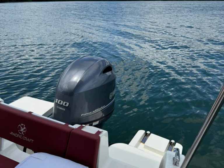 Hire Motorboat Pacific Craft with a boat licence