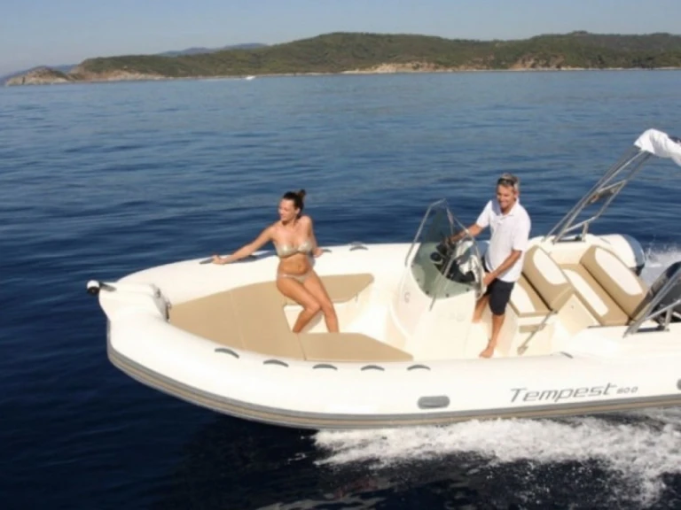RIB hire in Portigliolo - Capelli Tempest 600