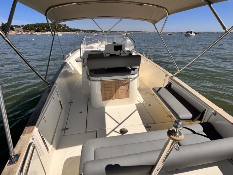 Motorboat to hire Lège-Cap-Ferret at the best price