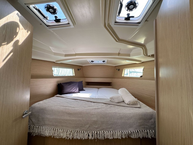 Bénéteau Oceanis 41.1 charter bareboat or skippered in  Cambrils
