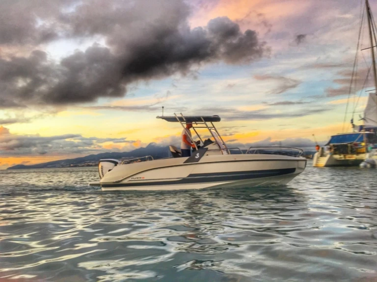 Motorboat hire in Les Trois-Îlets - Quicksilver Activ 605 Open