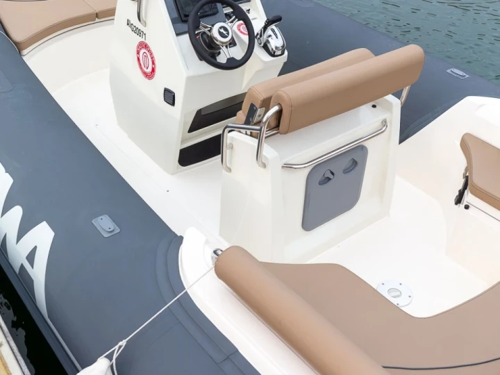 Hire RIB Bwa with a boat licence