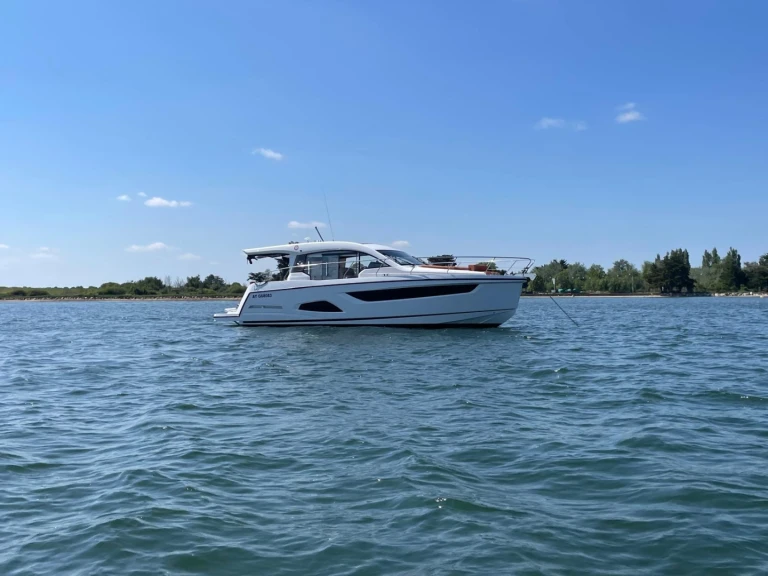 Charter a Sealine Sealine C390 in La Trinité-sur-Mer on Samboat