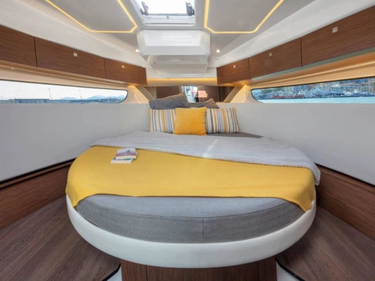 Yacht charter La Trinité-sur-Mer - Jeanneau Merry Fisher 1095 on SamBoat