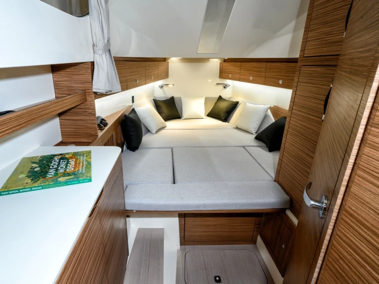 Charter a Bwa Flyer 36 in La Trinité-sur-Mer on Samboat