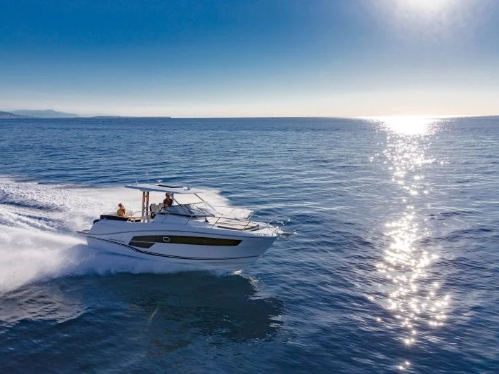 Hire a Jeanneau Cap Camarat 10.5 WA série 2 La Trinité-sur-Mer
