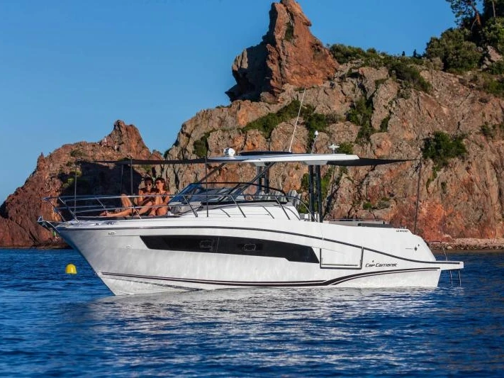 Yacht hire La Trinité-sur-Mer cheap Cap Camarat 10.5 WA série 2
