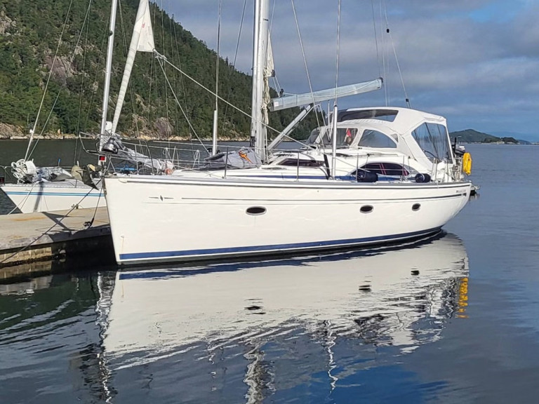 Hire a Bavaria Bavaria 44 Vision Hjellestad