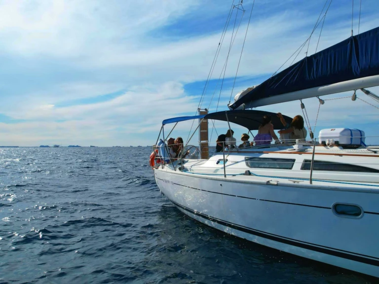 Hire Sailboat Jeanneau with a boat licence