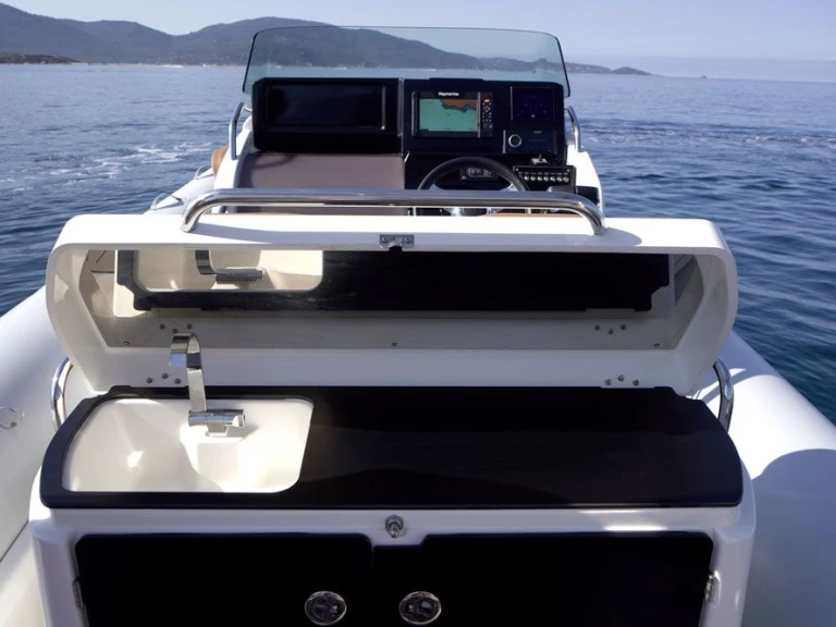 Hire RIB Zodiac with a boat licence