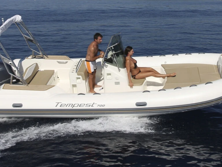 Hire a Capelli Tempest 700 Porto-Vecchio