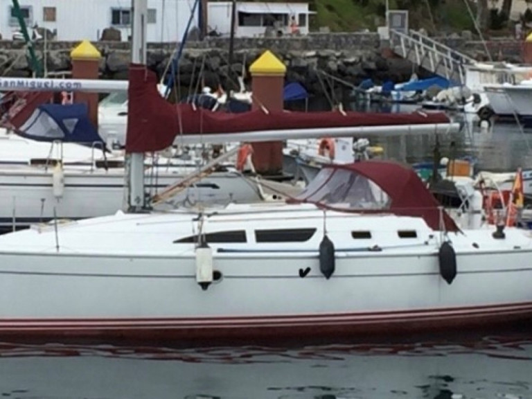 Hire Sailboat Jeanneau with a boat licence