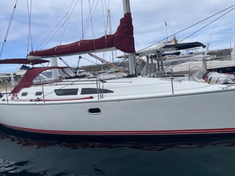 Charter a Jeanneau Sun Fast 37 in San Miguel De Abona on Samboat