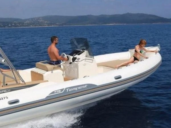 Hire RIB Capelli with a boat licence