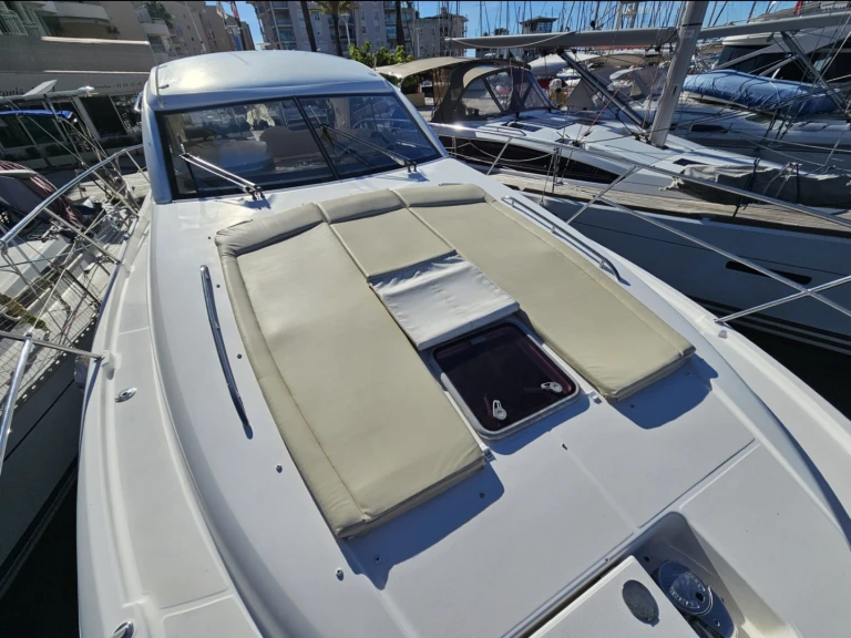 Hire Luxury Yacht Jeanneau with a boat licence