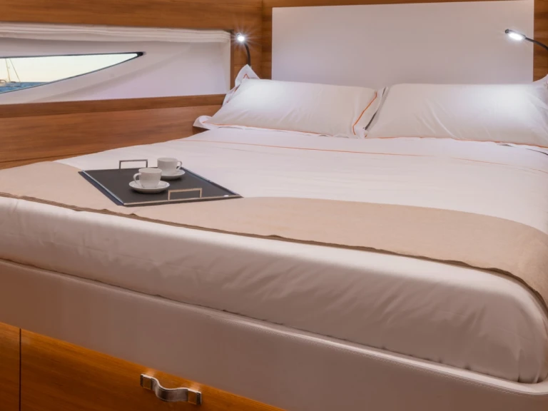 Yacht hire Beaulieu-sur-Mer cheap Solaris 47