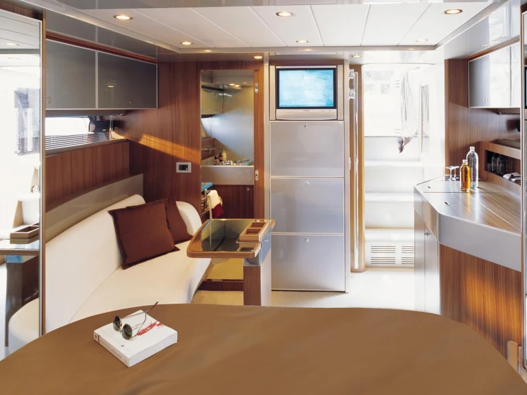Motorboat to hire La Condamine at the best price