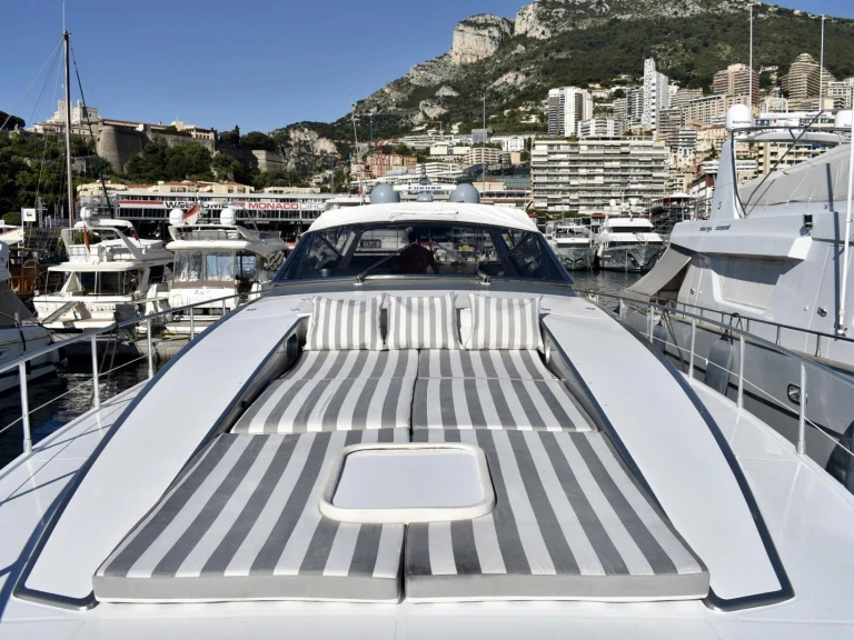 Hire Luxury Yacht Leopard with a boat licence
