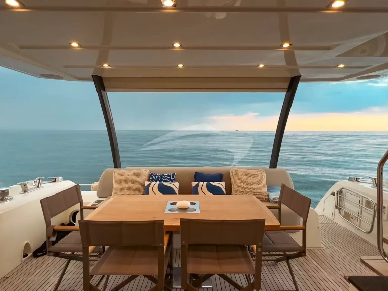 Hire Luxury Yacht Prestige with a boat licence