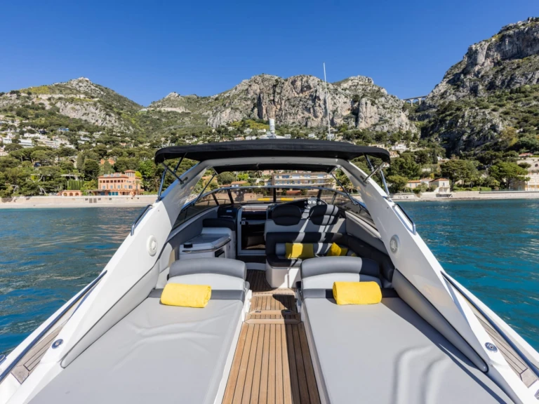 Hire Luxury Yacht Sunseeker with a boat licence