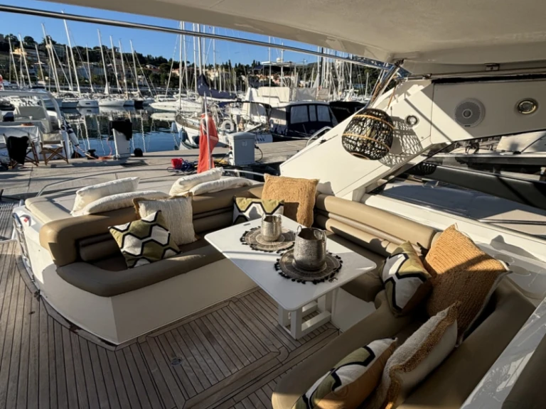 Yacht charter Saint-Jean-Cap-Ferrat - Sunseeker Portofino 53 on SamBoat