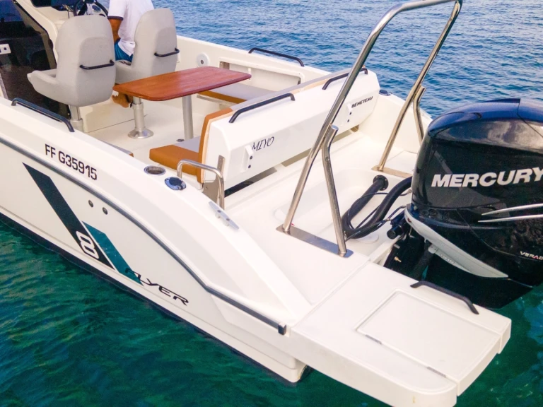 Hire a Bénéteau Flyer 8 Case-Pilote