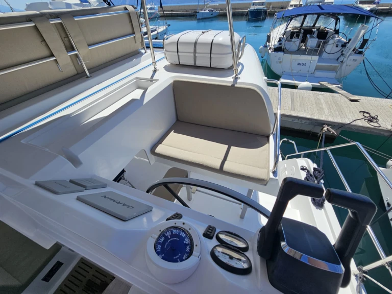 Catamaran to hire Marina (City) at the best price