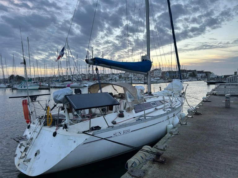 Sailboat hire in Lorient - Jeanneau Sun Rise DL