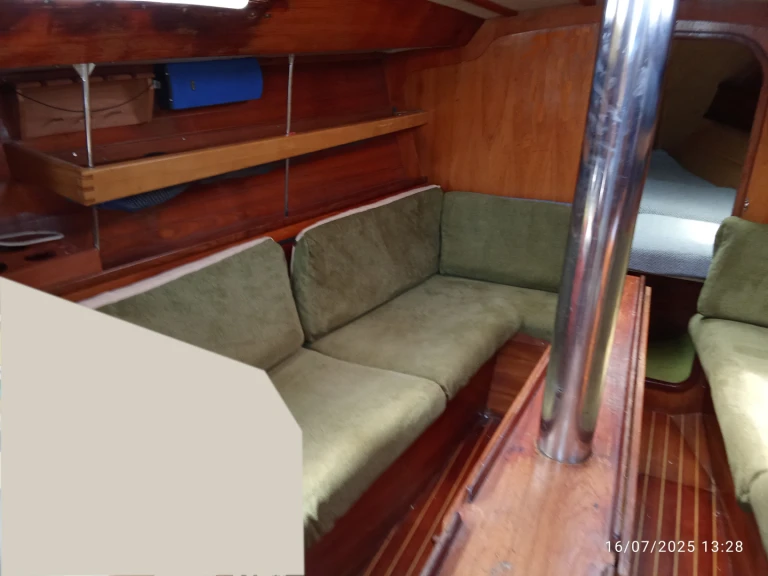 Hire Sailboat Jeanneau with a boat licence