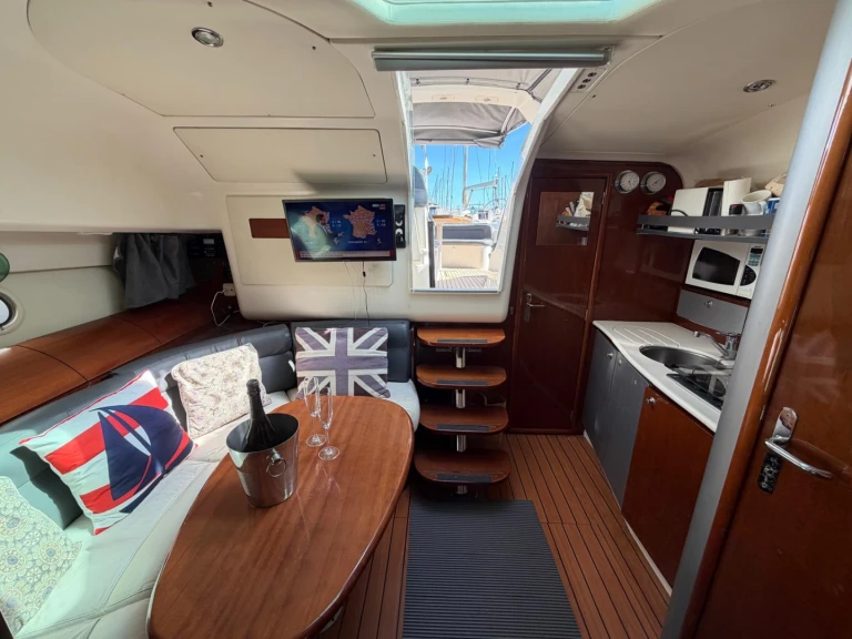 Charter a Jeanneau Prestige 34 Open in Beaulieu-sur-Mer on Samboat