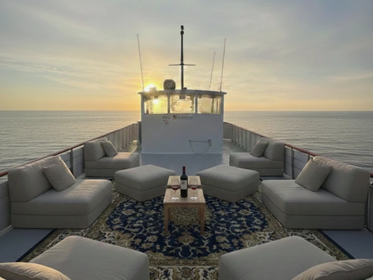 Hire Motorboat Artesanal with a boat licence