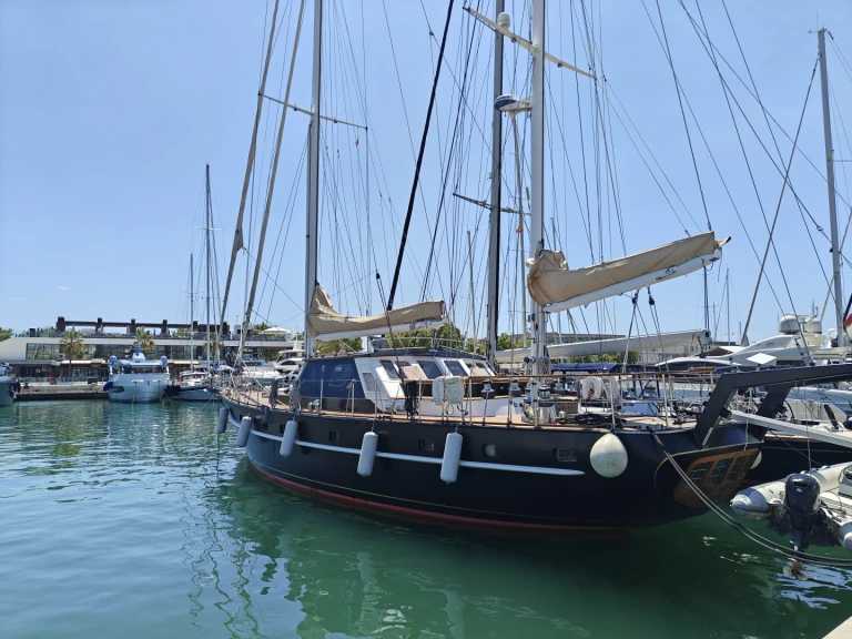 Hire a Jongert 22D World