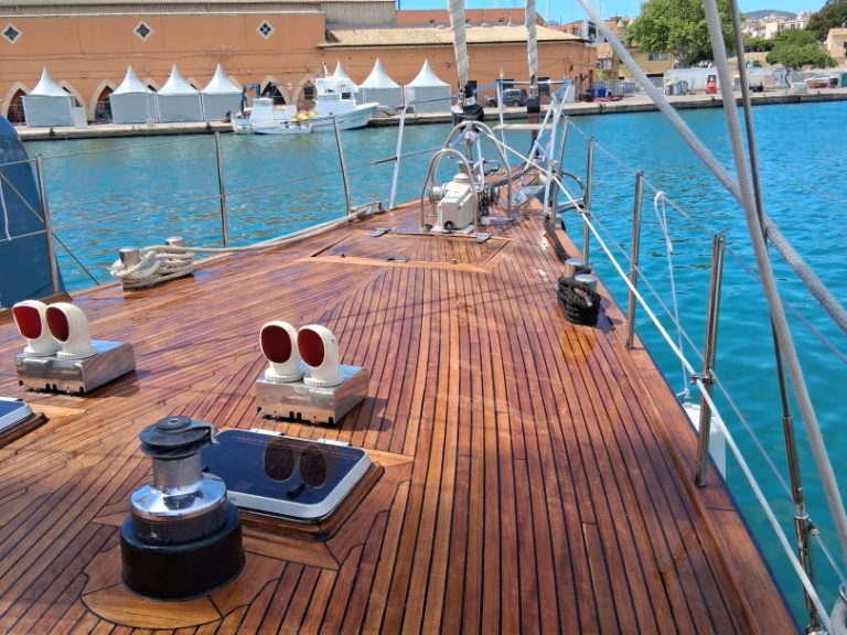 Yacht hire World cheap 22D