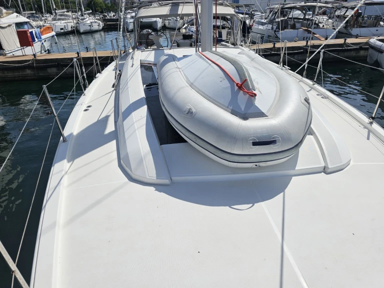 Charter a Bénéteau Oceanis 51.1 in Lefkáda on Samboat