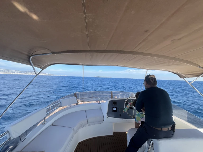 Hire Catamaran Fountaine Pajot with a boat licence