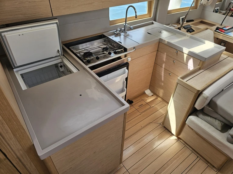 Hire a Bénéteau Oceanis 51.1 Lefkáda
