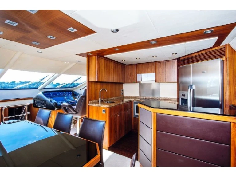 Hire Luxury Yacht Sunseeker with a boat licence