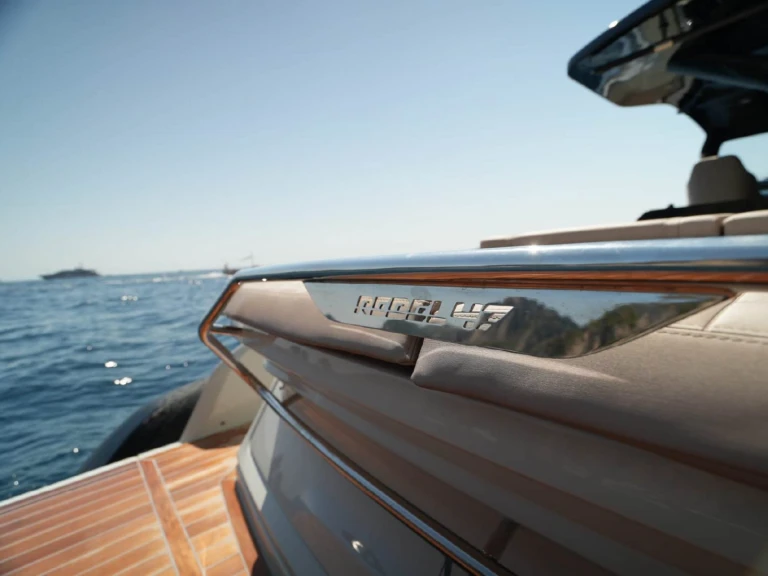 Motorboat to hire Torre Annunziata at the best price