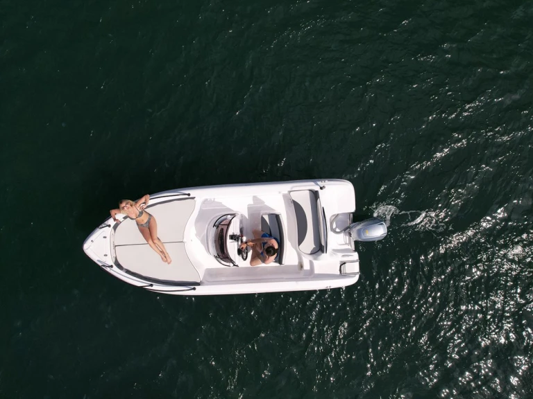 Hire Motorboat Ranieri with a boat licence