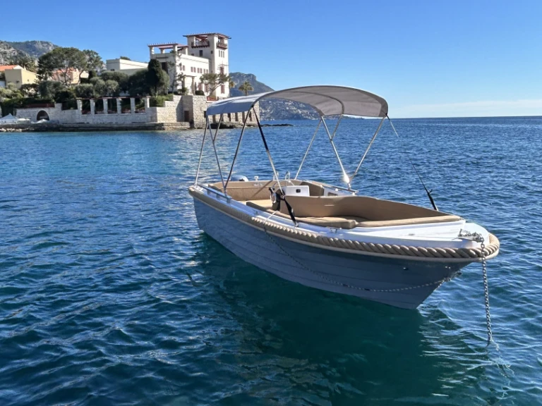 Hire Motorboat Silver Yacht with a boat licence