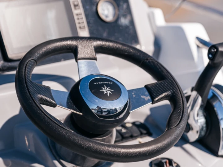 Hire Motorboat with or without skipper Jeanneau Arcachon