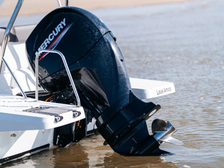 Charter a Jeanneau Cap Camarat 6.5 CC Serie 3 in Arcachon on Samboat