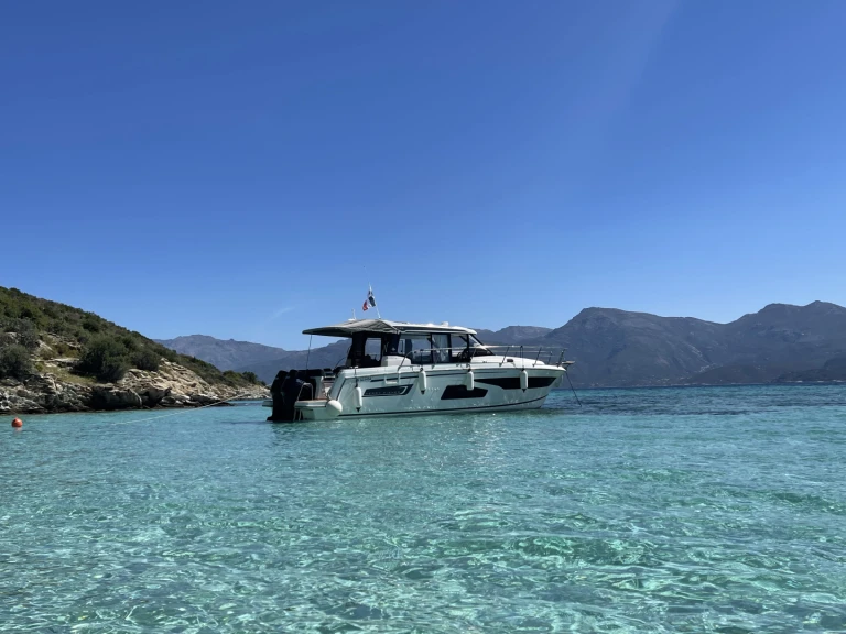 Hire Motorboat Jeanneau with a boat licence